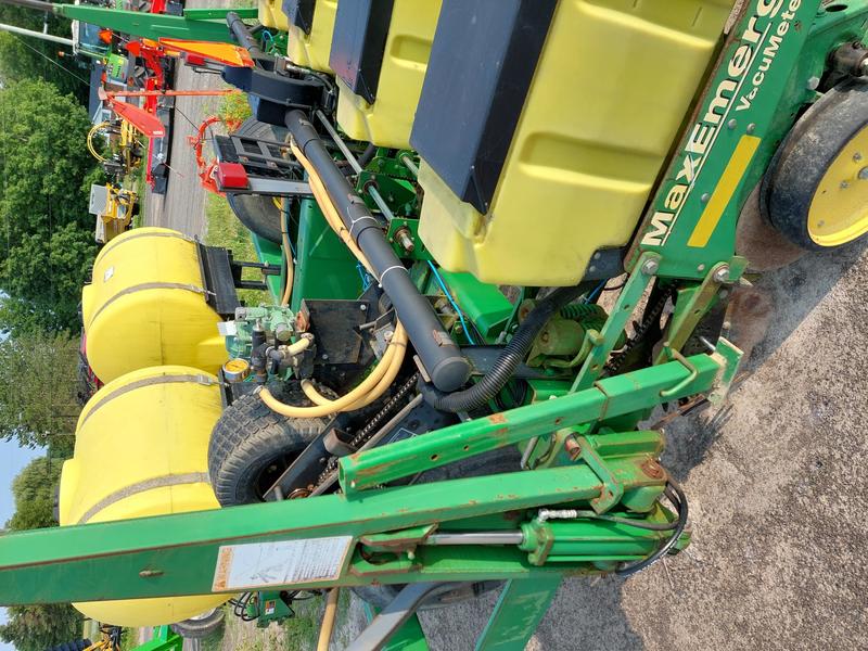 Planting & Seeding  John Deere 1780 Corn Planter Photo
